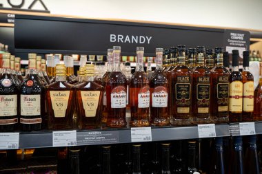 Raftaki çeşitli brendi şişelerinin görüntüsü. Toronto, Kanada - 3 Aralık 2025.