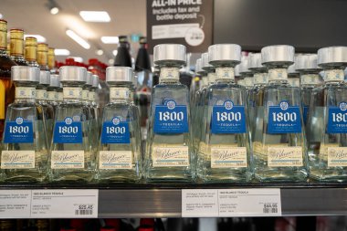 Mağaza rafındaki 1800 Blanco tekila şişesini kapat. Toronto, Kanada - 3 Aralık 2025.