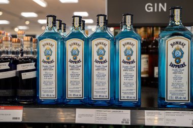 Bombay Safiri 'nin rafındaki cin şişelerini kapatın. Toronto, Kanada - 3 Aralık 2025.