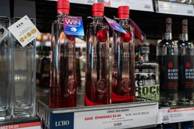 Dükkandaki Ciroc Red Berry votka şişelerini kapatın. Toronto, Kanada - 3 Aralık 2025.