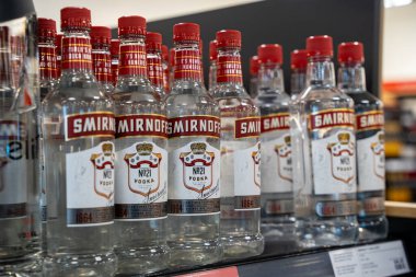 Smirnoff 21 'in rafındaki votka şişelerini kapatın. Toronto, Kanada - 3 Aralık 2025.