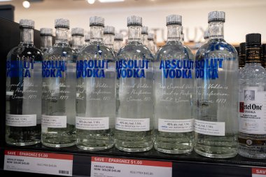 Mağaza rafındaki Absolut votka şişelerini kapat. Toronto, Kanada - 3 Aralık 2025.