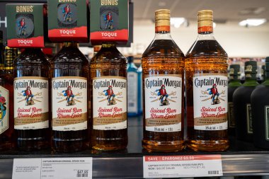 Kaptan Morgan 'ın baharatlı rom şişelerini rafa kaldıralım. Toronto, Kanada - 3 Aralık 2025.