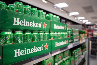 Heineken bira kutularının raflara istiflendiği yeri kapatın. Toronto, Kanada - 3 Aralık 2025.