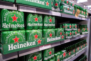 Heineken bira paketlerini rafa dizin. Toronto, Kanada - 3 Aralık 2025.
