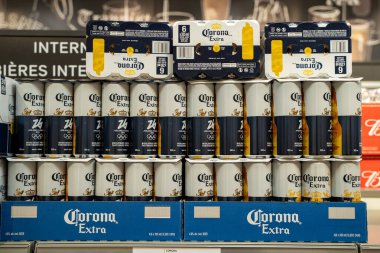 Dükkandaki raflara istiflenmiş Corona Extra bira kutularını kapatın. Toronto, Kanada - 3 Aralık 2025.