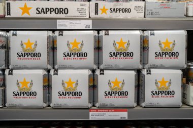 Dükkandaki raflara istiflenmiş Sapporo Birası paketlerini kapatın. Toronto, Kanada - 3 Aralık 2025.