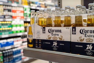Corona 'nın ekstra bira şişelerini rafta altılı paketlerde kapat. Toronto, Kanada - 3 Aralık 2025.