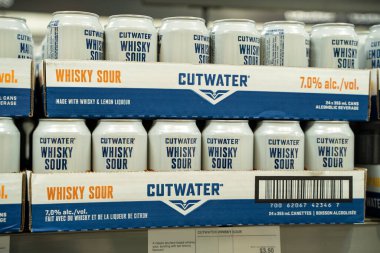 Cutwater viski kutularının raflarını kapatıyoruz. Toronto, Kanada - 3 Aralık 2025.