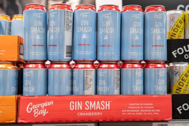 Gürcistan Körfezi 'nin kapısına yakın rafta kızılcık kutuları var. Toronto, Kanada - 3 Aralık 2025.