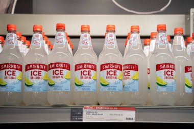 Dükkanda sergilenen Smirnoff Ice 'ın orijinal şişelerini kapatın. Toronto, Kanada - 3 Aralık 2025.