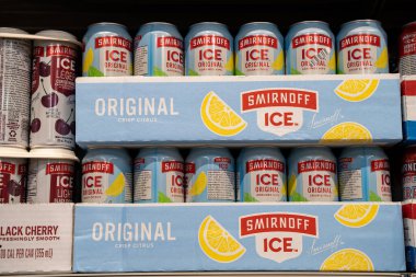 Smirnoff Ice 'ın orijinal narenciye kutularını kapatın. Toronto, Kanada - 3 Aralık 2025.