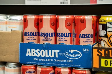 Absolut votka vişneli konserve içecekleri rafa koy. Toronto, Kanada - 3 Aralık 2025.