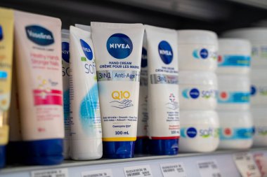 Raftaki Nivea el kremi ürünlerini kapatın. Toronto, Kanada - 3 Aralık 2025.