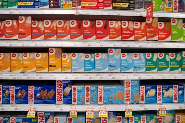 Dükkandaki çeşitli bandaj ürünlerinin görüntüsü. Toronto, Kanada - 3 Aralık 2025.