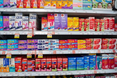 Eczane rafındaki çeşitli çocuk ilaçlarının görüntüsü. Toronto, Kanada - 3 Aralık 2025.