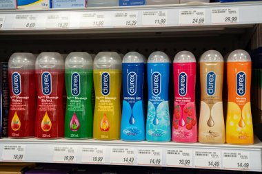 Eczane rafındaki çeşitli Durex kayganlaştırıcı ürünlerin görüntüsü. Toronto, Kanada - 3 Aralık 2025.