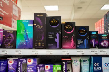 Eczane rafındaki çeşitli yetişkin vibratör ürünlerinin görüntüsü. Toronto, Kanada - 3 Aralık 2025.