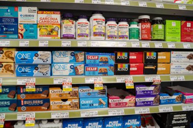 Raftaki çeşitli protein ve beslenme ürünlerinin görüntüsü. Toronto, Kanada - 3 Aralık 2025.