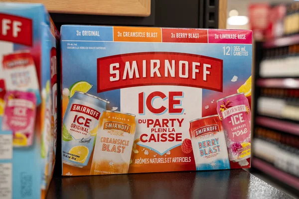 Dükkandaki Smirnoff Ice marka paketi kapat. Toronto, Kanada - 3 Aralık 2025.