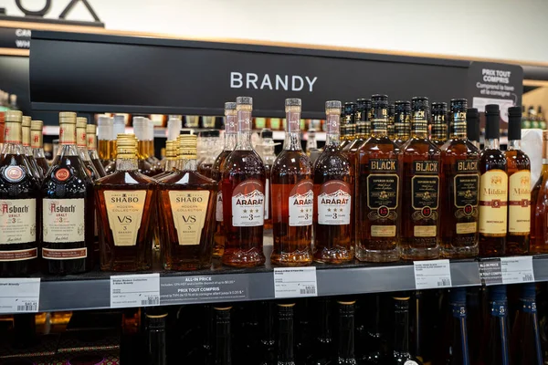 Raftaki çeşitli brendi şişelerinin görüntüsü. Toronto, Kanada - 3 Aralık 2025.