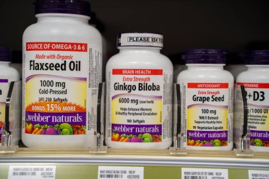 Raftaki bitkisel destek şişelerini kapatın. Toronto, Kanada - 3 Aralık 2025.