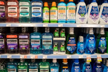 Mağaza rafındaki çeşitli gargara şişelerinin görüntüsü. Toronto, Kanada - 3 Aralık 2025.