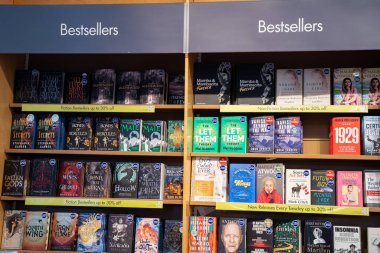 Kitapçının en çok satanlar listesine kurgu ve kurgusal olmayan kitaplarla bakmak. Toronto, Kanada - 3 Aralık 2025.