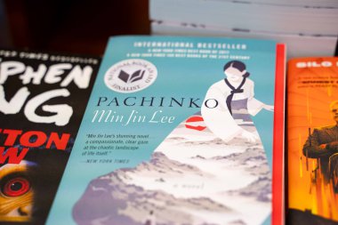 Min Jin Lee 'nin Pachinko kitabının kapanışı masada sergilendi. Toronto, Kanada - 3 Aralık 2025.