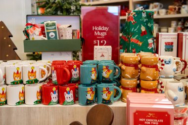 Renkli seramik tasarımlarla festival bardaklarının görüntüsü. Toronto, Kanada - 3 Aralık 2025.