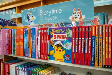 Çocuk kitapları sergisi ve 5 dakikalık hikaye koleksiyonu görüntüsü. Toronto, Kanada - 3 Aralık 2025.