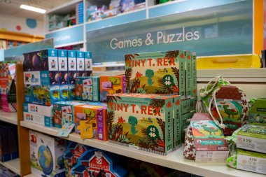 Depoda sergilenen çocuk oyunları ve bulmaca kutularının görüntüsü. Toronto, Kanada - 3 Aralık 2025.