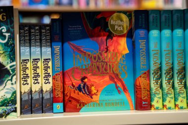 Mağaza rafında Katherine Rundell 'in İmkânsız Yaratıklar kitabını kapat. Toronto, Kanada - 3 Aralık 2025.