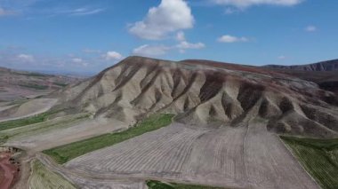 Geniş arazideki dağların ve tarlaların havadan görünüşü