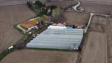 Tarlalar arasındaki seranın havadan görünüşü