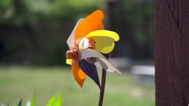 Güneşli bir günde bahçede renkli bir fırıldak