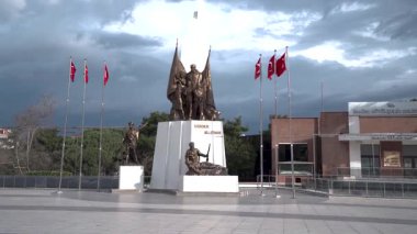Mustafa Kemal Atatürk heykeli Manisa şehir meydanında.