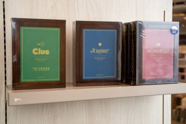 Depo rafında gösterilen klasik masa oyunlarının görüntüsü. Toronto, Kanada - 3 Aralık 2025.