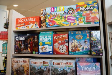 Mağaza raflarında gösterilen çeşitli aile oyunları görüntüsü. Toronto, Kanada - 3 Aralık 2025.