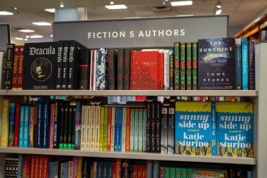 Kitapçıda sergilenen yazarların kurgu kitaplarını kapat. Toronto, Kanada - 3 Aralık 2025.