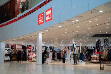 Mankenler ve vitrinlerle donatılmış Uniqlo giyim mağazası manzarası. Toronto, Kanada - 3 Aralık 2025.