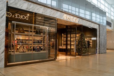 Aydınlatılmış Gucci mağaza penceresi görüntüsü. Toronto, Kanada - 3 Aralık 2025.