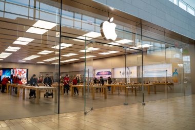 Modern Apple Mağazası 'nın içerisi müşterilerle doludur. Toronto, Kanada - 3 Aralık 2025.