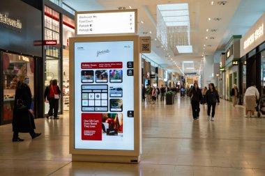Yorkdale alışveriş merkezindeki modern iç mekan manzarası. Toronto, Kanada - 3 Aralık 2025.