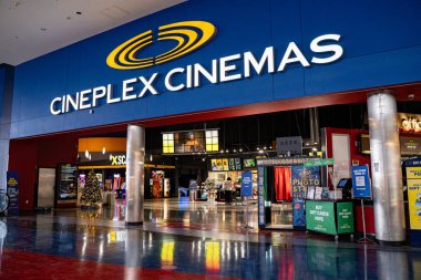 Cineplex Cinemas 'ın iç giriş alanı. Toronto, Kanada - 3 Aralık 2025.