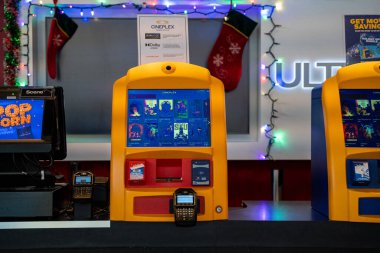 Cineplex self servis sinema bileti gişesini kapatın. Toronto, Kanada - 3 Aralık 2025.