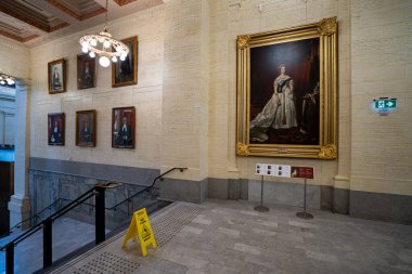 Kanada Senatosu binasındaki tarihi portre galerisinin görüntüsü. Ottawa, Kanada - 15 Aralık 2025.