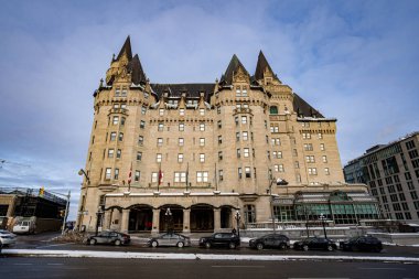 Kış boyunca Ottawa 'daki Fairmont Chateau Laurier Oteli' nin dış görüntüsü. Ottawa, Kanada - 15 Aralık 2025.