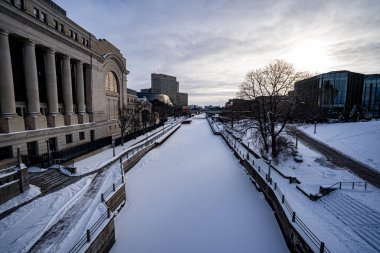 Kışın Rideau Kanalı ve Kanada Senato Binası manzarası. Ottawa, Kanada - 15 Aralık 2025.