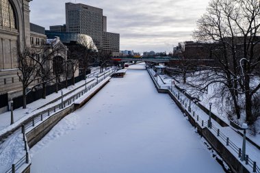 Kışın karla kaplı tarihi Rideau Kanalı manzarası. Ottawa, Kanada - 15 Aralık 2025.